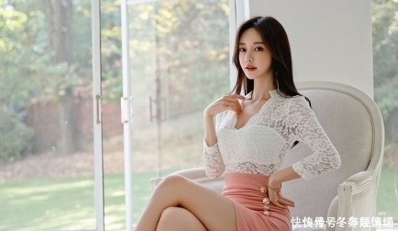 搭配|美人图鉴孙允珠:花纹印刻雪纺衫搭配浅粉皱褶包臀裙