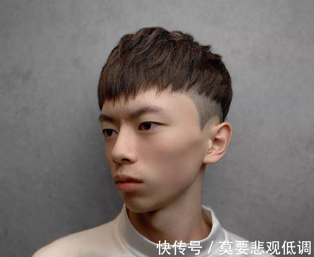 发型 男生别迷恋“背头”发型了,发型师建议剪这3款,帅气不油腻
