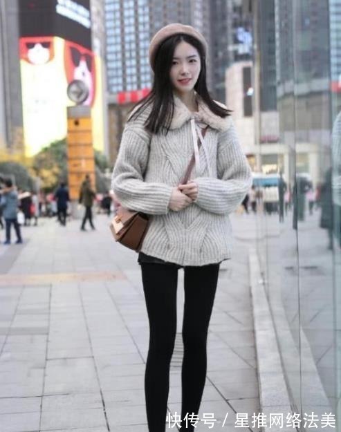 街拍|街拍:短发小姐姐,休闲衫搭配半裙,俏皮又可爱