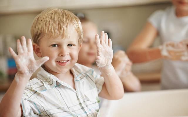 宝宝|很多家长还在这样给宝宝洗澡 殊不知这样可能会伤害宝宝！