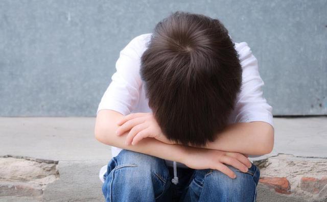 “如果能重选,我一定不让孩子住校”,寄宿是省心还是“痛心”