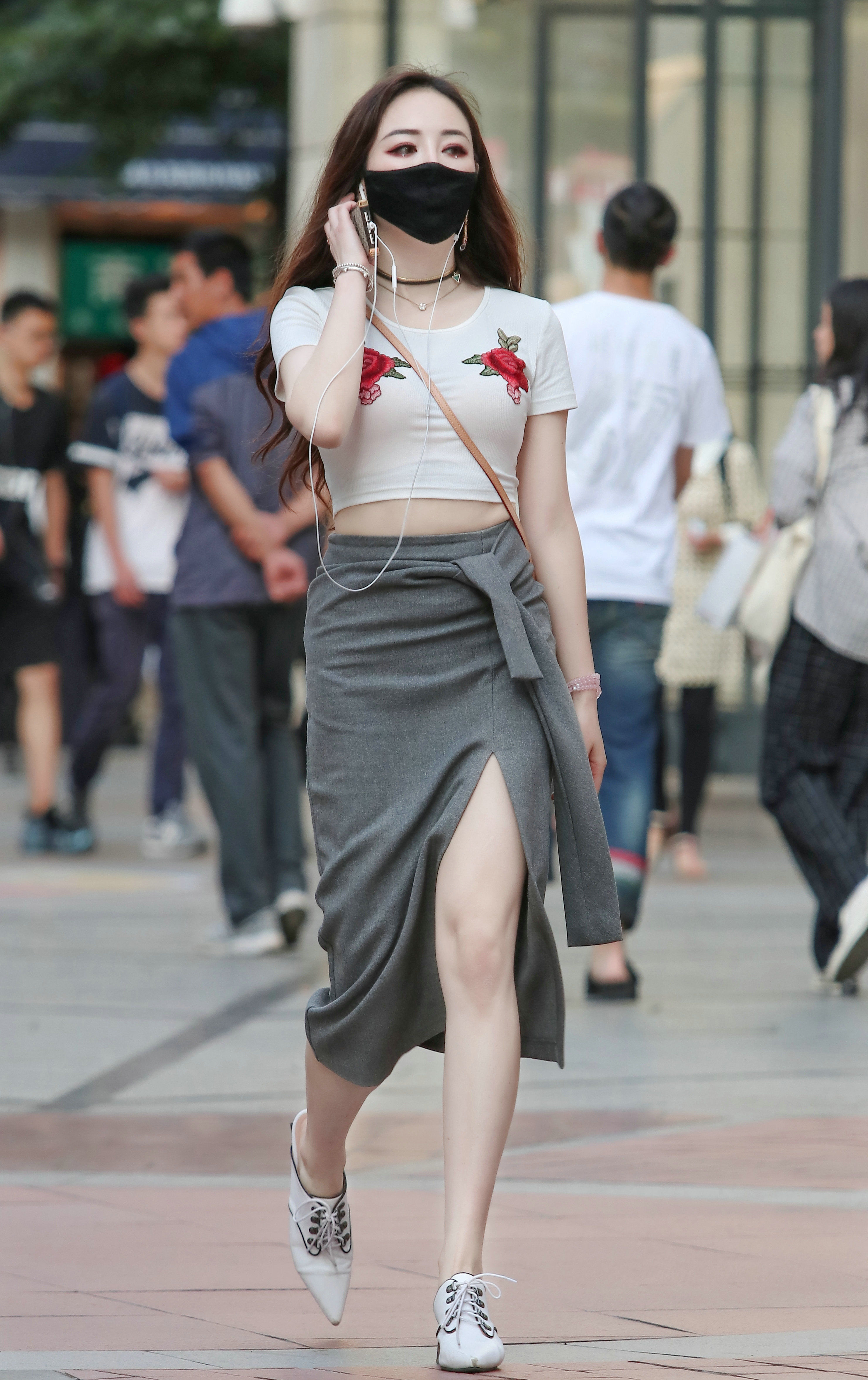 街拍美女：利用半身裙搭配出自己喜欢的风格，彰显自己的气质魅力