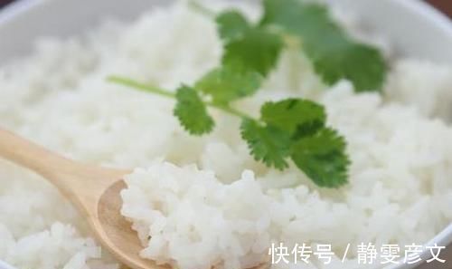 蒸米饭时，只放清水是外行，多加2样，米饭粒粒分明，香喷喷的