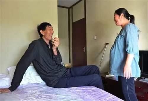 90厘米袖珍女孩嫁1米75的小伙：违拗医嘱生子，如