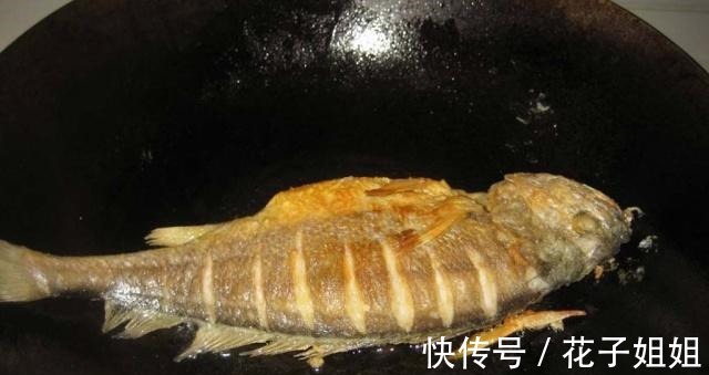 烤鱼|这样煎鱼省油又不粘还不溅油不破皮!在鱼身上涂一物,赶紧试试吧!