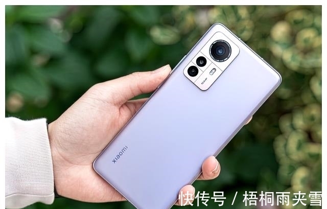 小米|同时使用小米12Pro和iPhone13，一个月以后，心里憋