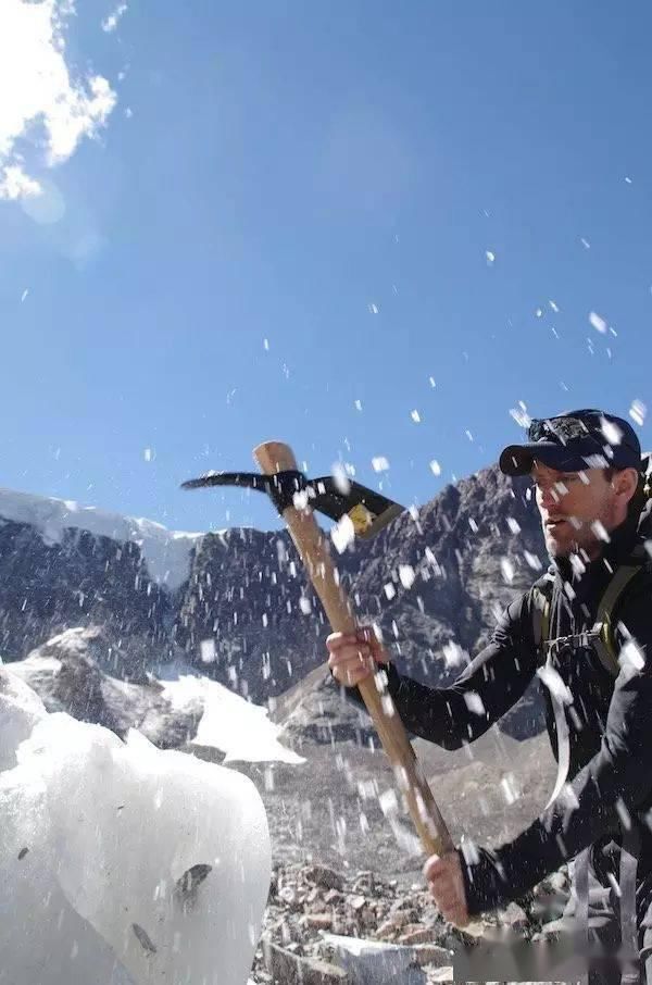 搁置32年的空难，却被2个登山爱好者，调查出了不为人知的秘密.