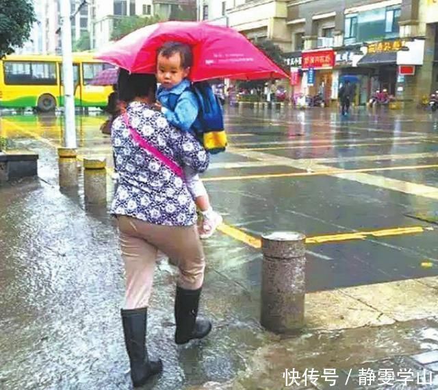 妈妈|公园溜娃,46岁妈妈碰上46岁奶奶,两人之间的差别一目了然