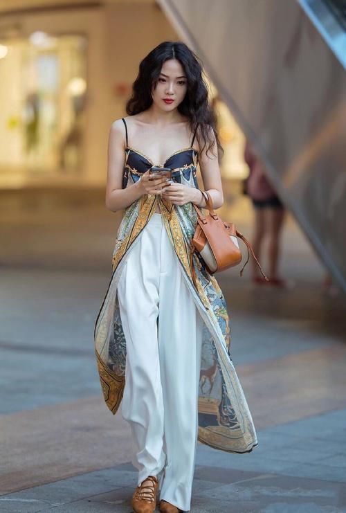 高跟鞋 美女脚上搭配上一双尖头的高跟鞋,这样的搭配显得高级又时尚