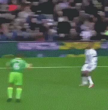 |搞笑GIF趣图:你说你想吓吓我,你怎么就撞上去了呢?