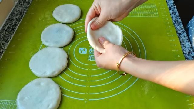 绿豆沙馅|半烫面馅饼，皮薄馅大，放凉了也不会硬，做法简单，老少都爱吃