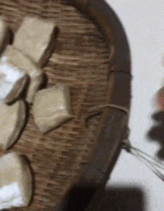 |搞笑GIF:盘了三年的老馒头,看看这硬度还可以吧!