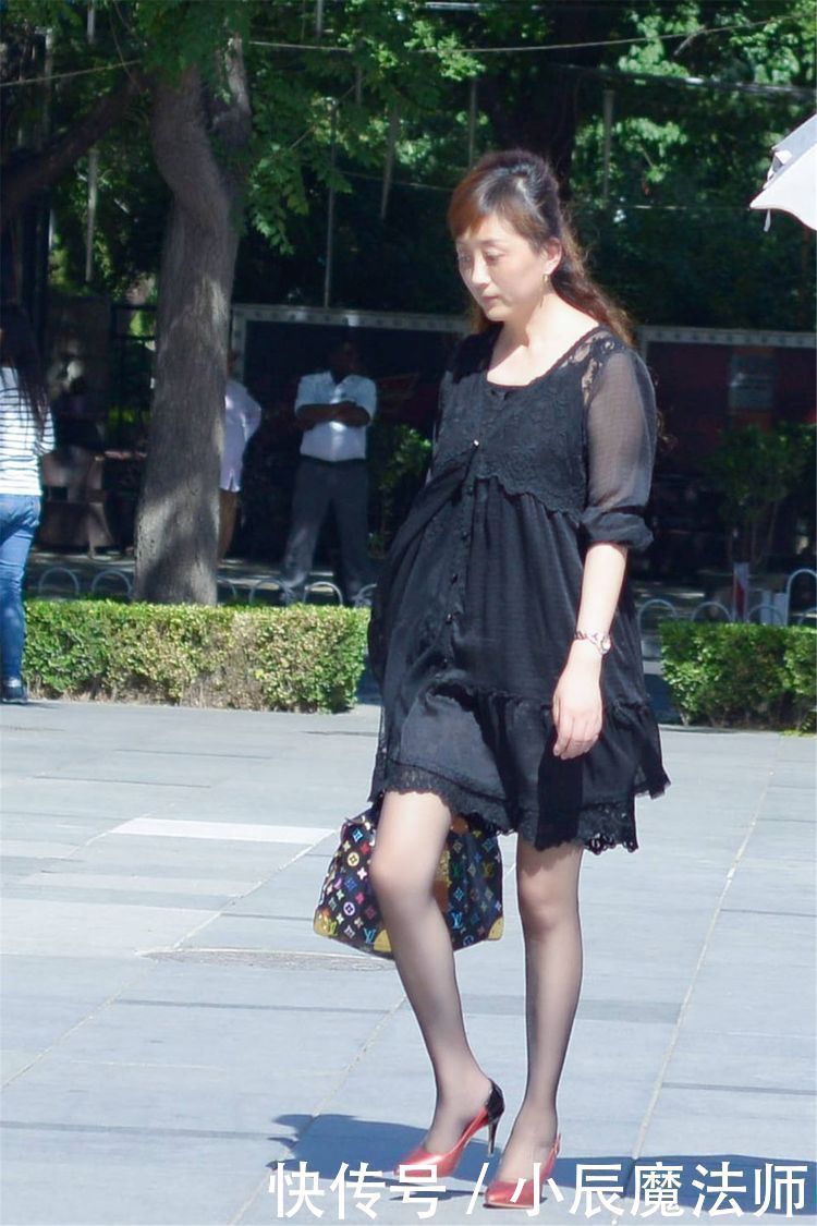 位美女选择|时尚的姑娘,选择尖头细跟鞋搭配衬托气质,多高的鞋跟更好呢?