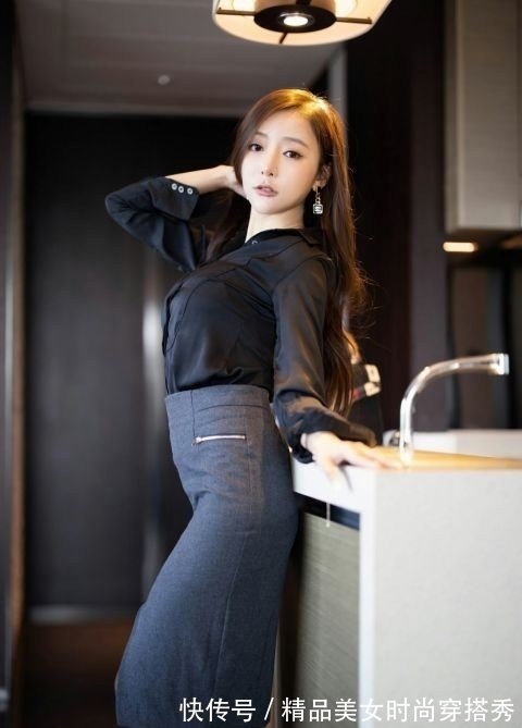 职业装 黑色的衬衫下搭灰色的高腰半身裙,职业装搭配,让你魅力无限