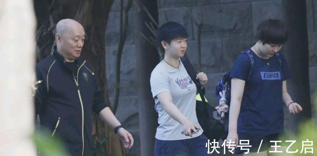 教练|恩师常伴左右,孙颖莎到了正式比赛当中,谁会做场外指导?
