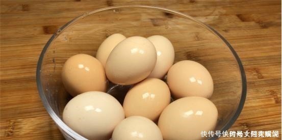 凉鸡蛋|煮鸡蛋时，一定不可加水马上煮，多加一步，壳一碰就掉，又香又嫩