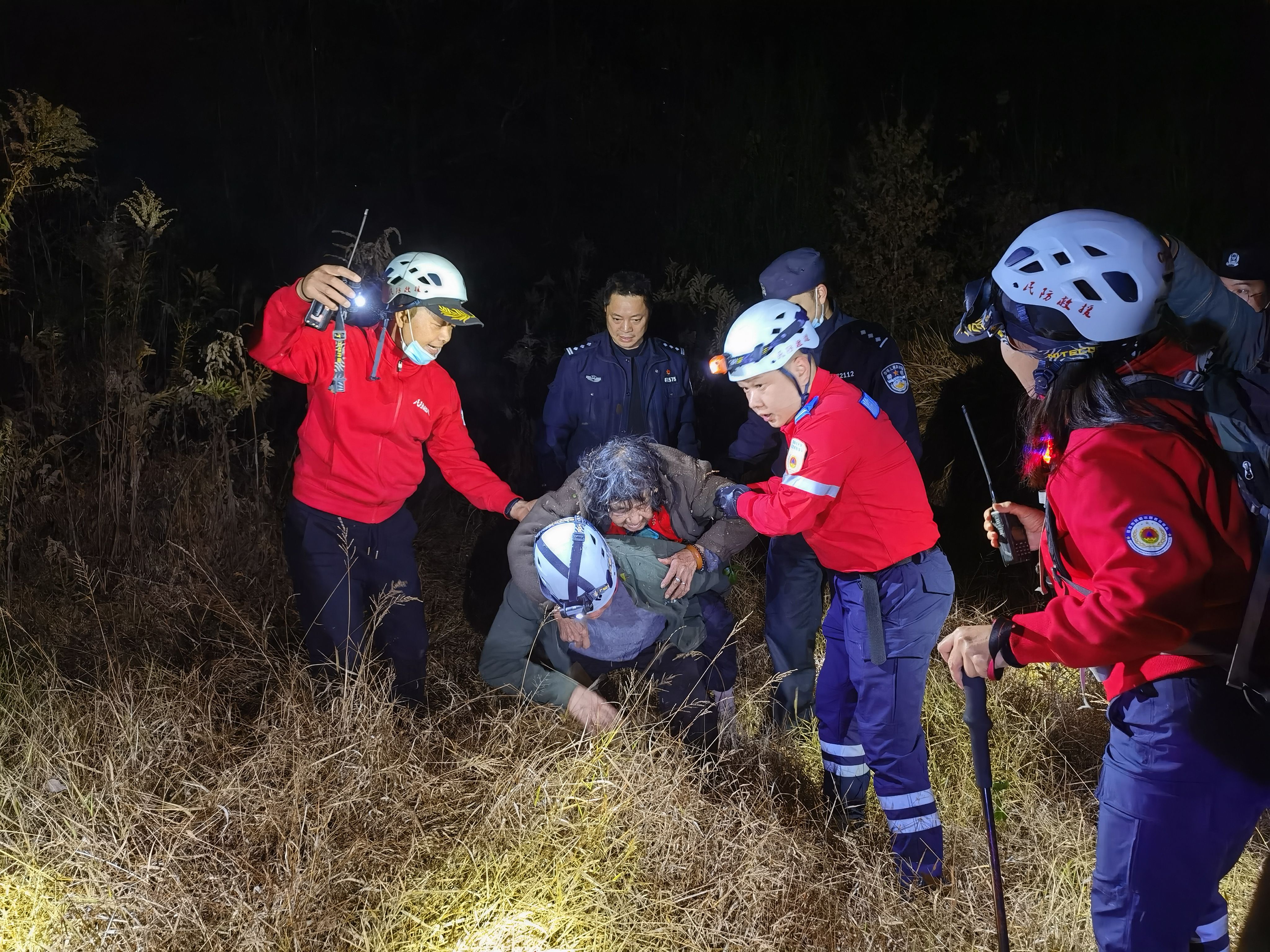 40分钟 ！94岁老人深山被困，无人机热成像功能放大招