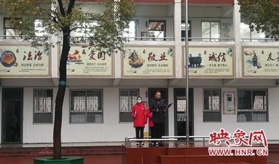 驻马店市第十中学教育集团举行新学期升旗仪式暨开学典礼