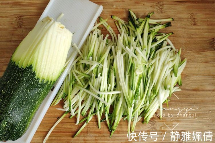 包子|素馅包子怎么调馅不出水?好方法交给你,咬一口鲜嫩多汁,真鲜啊