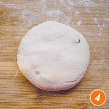 用料少,步骤简单,这样做的糯米饼,柔软香甜,放凉了也不会硬