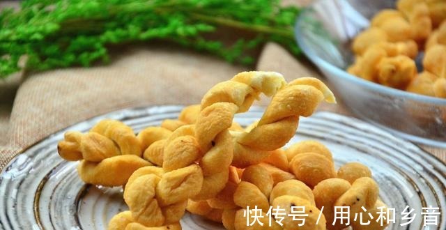 面粉里面加上2个鸡蛋,自己在家炸麻花,香脆好吃!