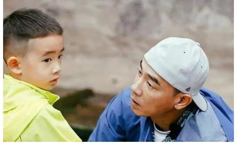 嗯哼看不惯陈小春吃饭坐姿,陈小春:我们穷人家,太子你回房吃去