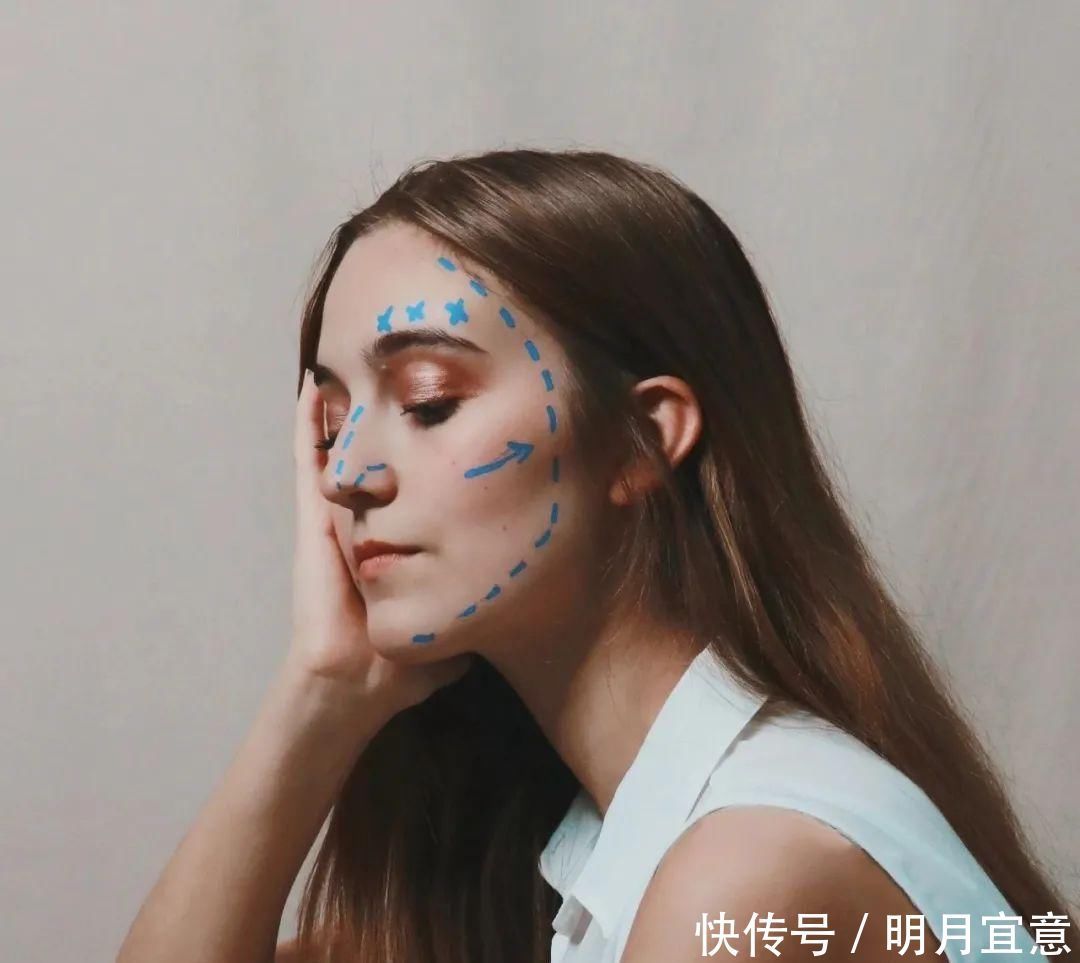 21次丰唇手术之后，这个妹子的嘴唇现在长这样…