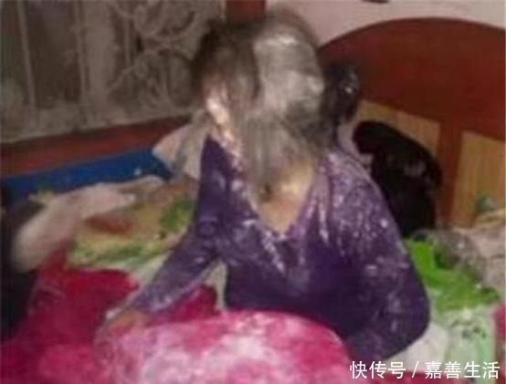 面粉|“我妈已经三天没打我了”,4岁儿子趁妈妈睡觉玩面粉,场面失控!
