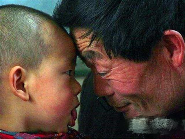 取名|爸爸姓“屎”,妈妈不愿双胞胎随父姓,爷爷巧妙取名,全家点赞