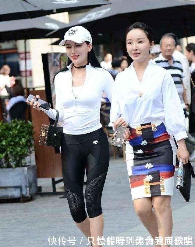 小仙女 黑色打底裤搭配时尚白色上衣,时尚潮流感,让你的身材看起来挺拔!