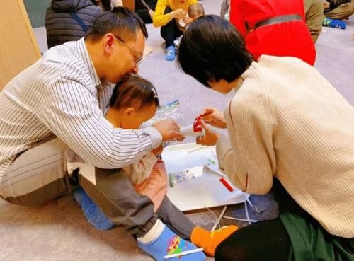 学生|家长买“蛋糕边角料”给孩子吃，引众人吐槽，节俭的父母养自卑娃