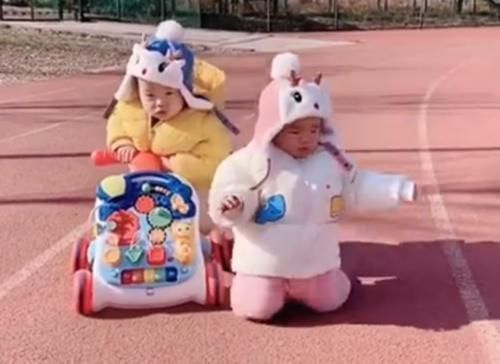 人类|妹妹开着小车不小心撞倒姐姐令人忍俊不禁,网友:人类幼崽太可爱