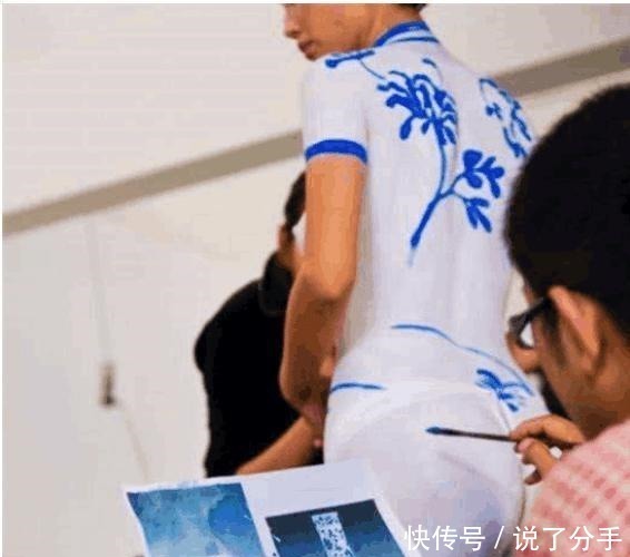 公交|美女在身上画旗袍当衣服, 光着身子挤公交被发现! 这下尴尬了!