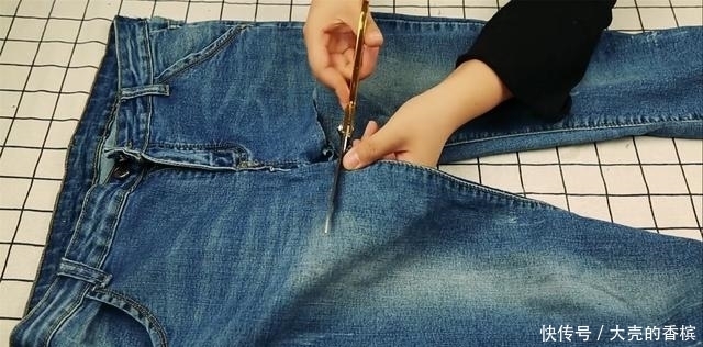 家里不穿的牛仔裤这样改造,时尚又好看,制作起来也超简单