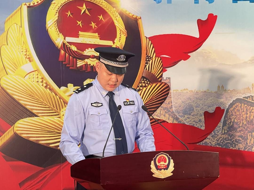 封面新闻|“做个好人，做个好警察！”四川自贡公开评议省级“百佳社区民警”、市级“十佳社区民警”