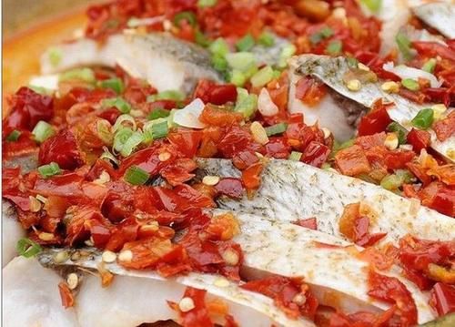  美食精选：豆芽炒粉丝，剁椒蒸鲤鱼，鱼香茄子煲，木耳炒黄花菜的做法