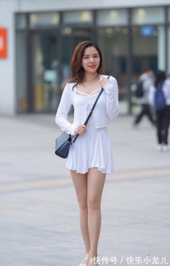 改良款 面料柔软的白色超短裙,既能穿出青春甜美,又能展现出时尚气质