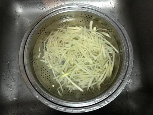 炒前|这道家常小菜,荤素搭配、营养美味,炒前多加这一步,吃得更健康