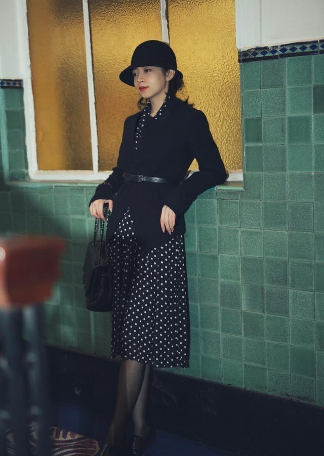 修身|美女十分有魅力, 搭配黑色的修身上衣, 很是动人