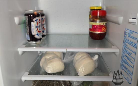 保存馒头时,切记别直接放冰箱,教你一招,放一个月不发霉不发硬