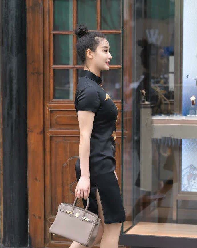 旗袍|小姐姐一身龙凤旗袍, 修显s身材让我目瞪口呆