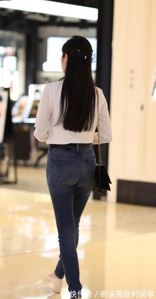 围巾 小姐姐好时髦,白衬衣配修身牛仔裤显腿细,带绿色印花围巾更减龄!