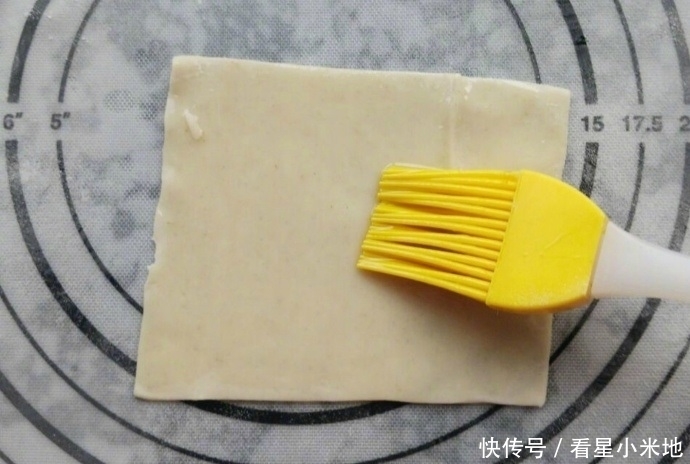 葱油饼|饺子皮就能做的葱油饼,简单的不要不要的,几分钟就上桌的美食