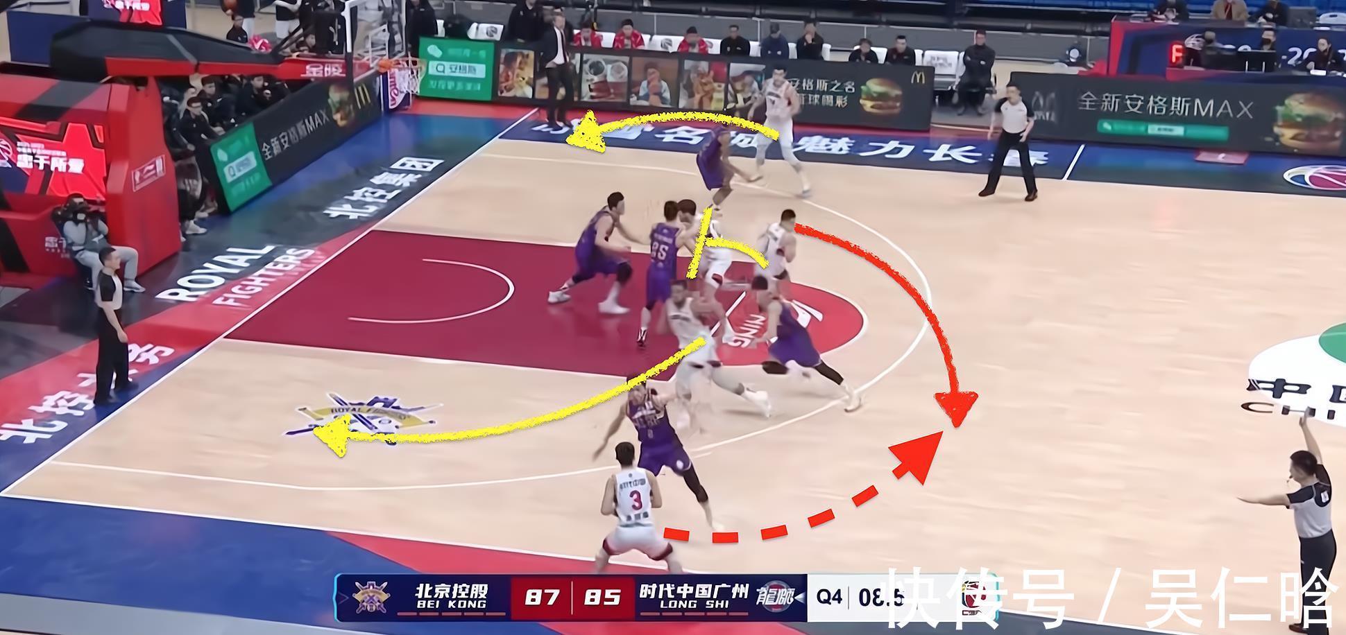 王少杰|剩8秒落后2分,郭士強(qiáng)精妙戰(zhàn)術(shù)攪亂北控防守助廣州打進(jìn)空接絕平球