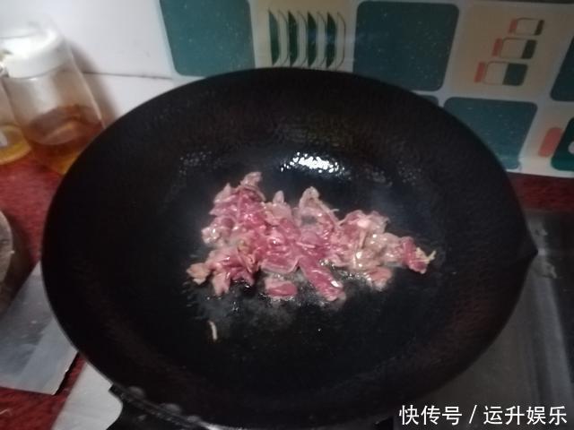 炒牛肉时,直接下锅就“废”了,厨师教你这样做,肉嫩滑不柴