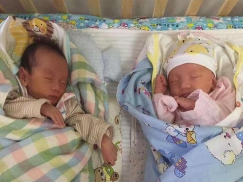 母乳|龙凤胎出生,男孩吃母乳,女孩喝奶粉,对孩子的伤害你可曾想过?