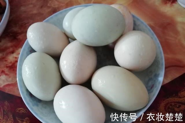 奶奶|孩子过生日,奶奶做了一桌菜,朋友圈火了,网友:我也想过生日了