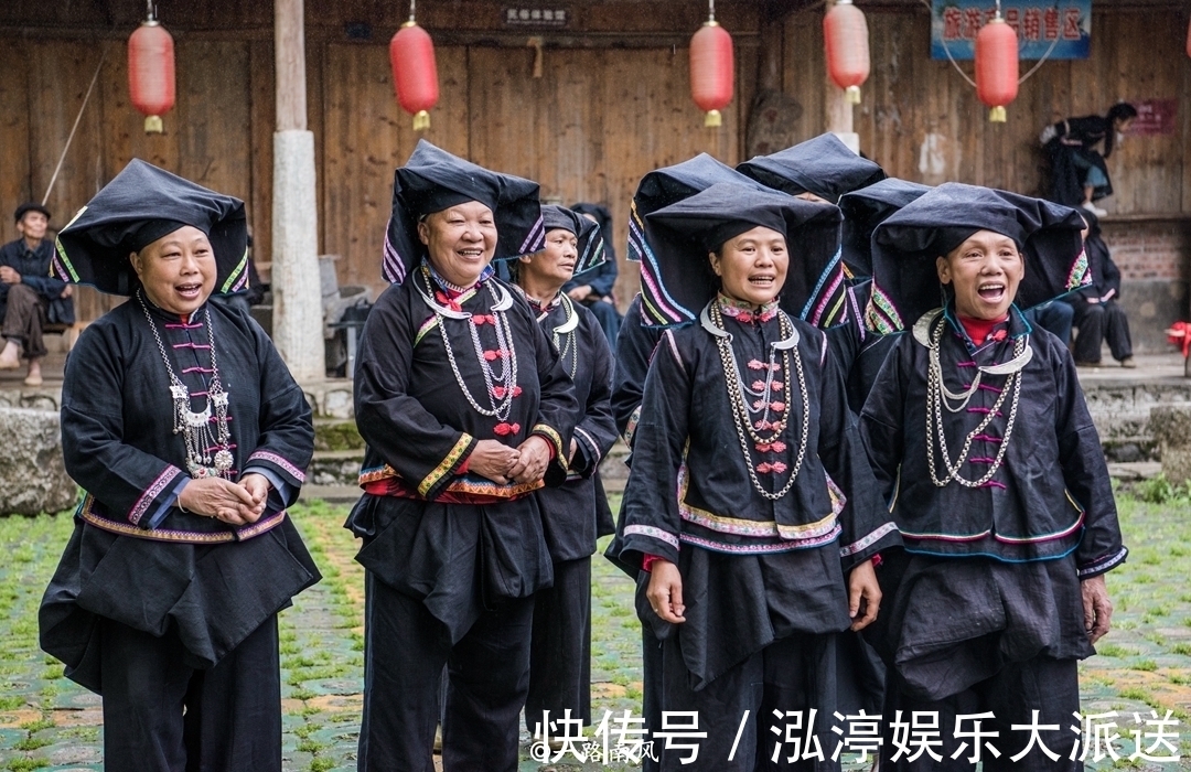 脚底|广西深山有座奇特村寨，人们从头顶黑到脚底，老人小孩最擅长歌舞