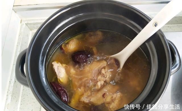 鸡汤|这几天降温了,炖上一锅红枣鸡汤,暖胃暖身更暖心