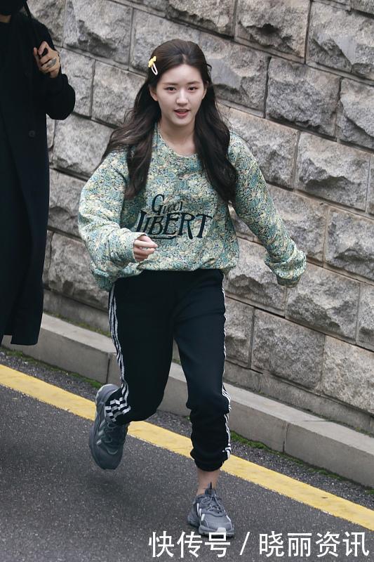 今年“卫衣”持续火热,学会这样选款和搭配,穿得舒适还特高级